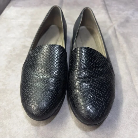 Ecco Touch Ballerina 2.0 Black Snakeskin Leather Loafers
Size 40 (US 9/9.5) - Picture 1 of 6